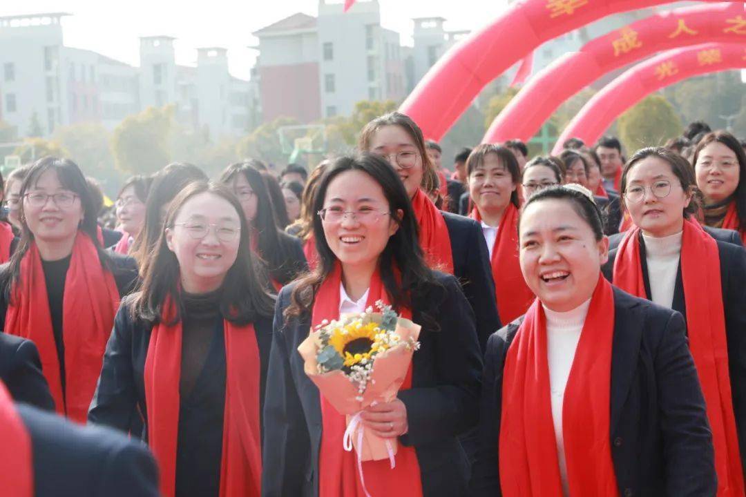 十八而志承大任青春有为向未来江苏省淮阴中学举行高三学子成人仪式