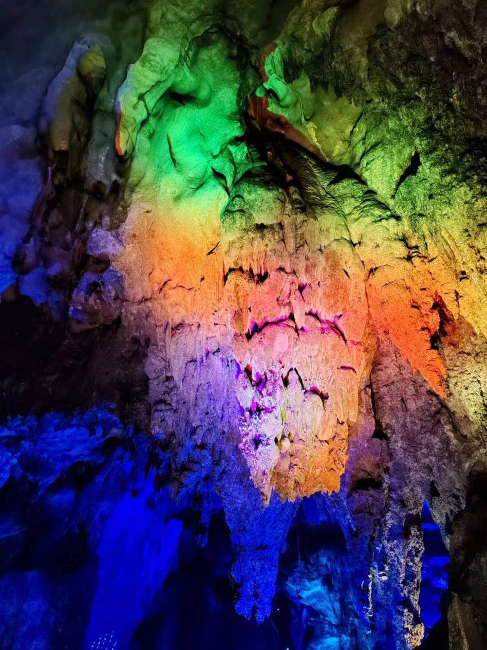 在将乐简和擂茶馆,主持人亲身体验客家擂茶制作工艺,擂杖在擂钵中一圈