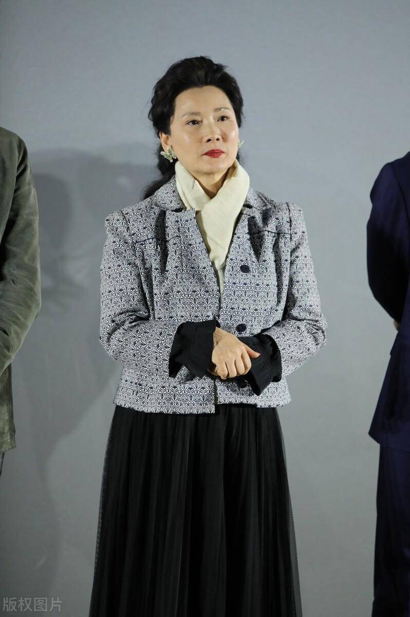 60岁金鸡影后何赛飞,穿短外套配百褶裙真减龄,值得中年女人借鉴