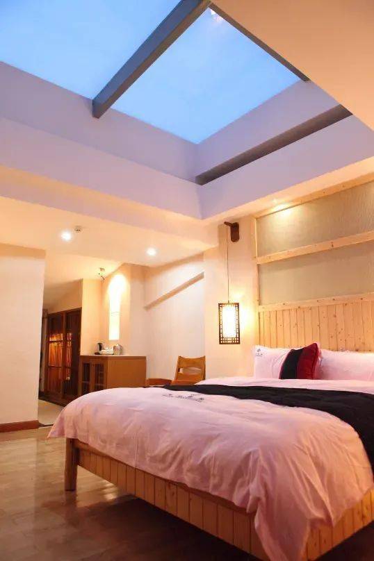 的温泉中心一座拥有自然天成的冷热矿泉众多的水上娱乐项目及桑拿按摩