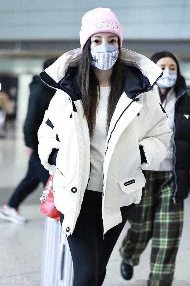 李小璐北京到达,白色羽绒服粉色帽子利落甜酷_机场