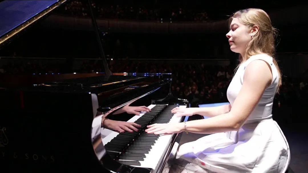 听00后学霸弹钢琴,键入巴赫,舒曼的音乐世界_克拉拉_德国_比赛