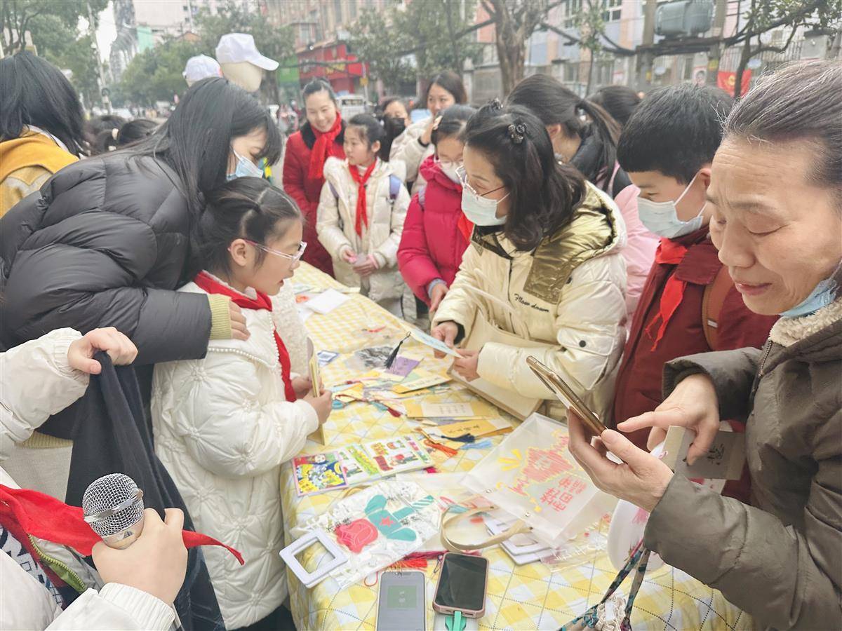 武汉一小学组织"红领巾爱心义卖"活动_少先队员_雷锋_家长