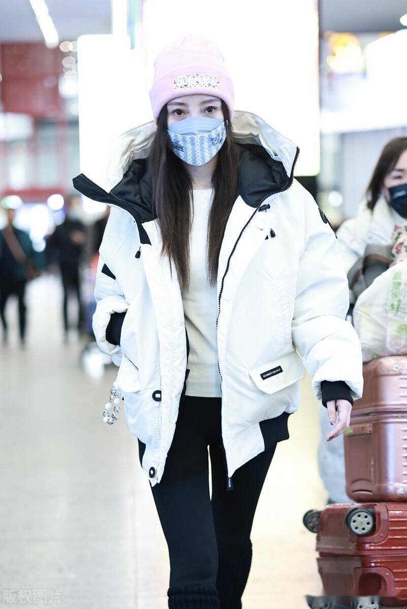 李小璐北京到达,白色羽绒服粉色帽子利落甜酷_机场