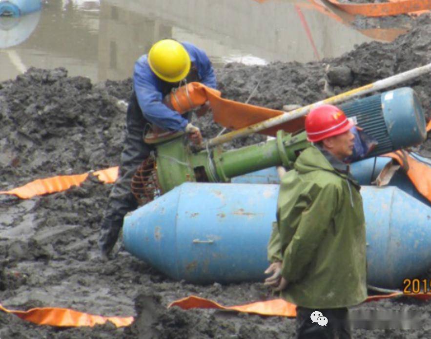 三水流冲挖土方每台浮筒泥浆泵配置两个高压水枪,两名施工人员进行