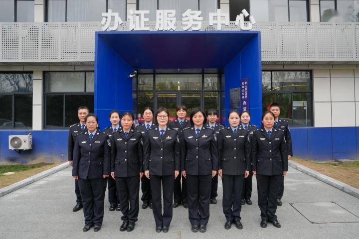 机场公安的写机场公安供图她们主管的是机场特有的"控制区通行证",500