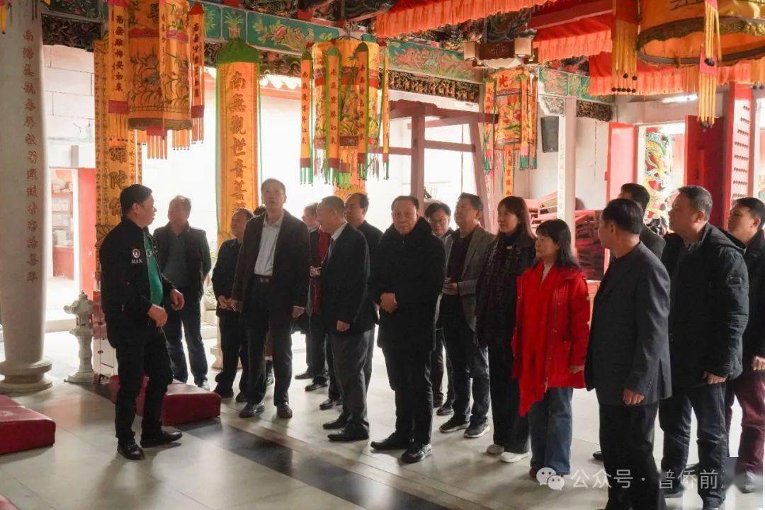 西林古寺还有许多美丽的古老传说,如"老虎祠堂","望天湖","七星潭"等