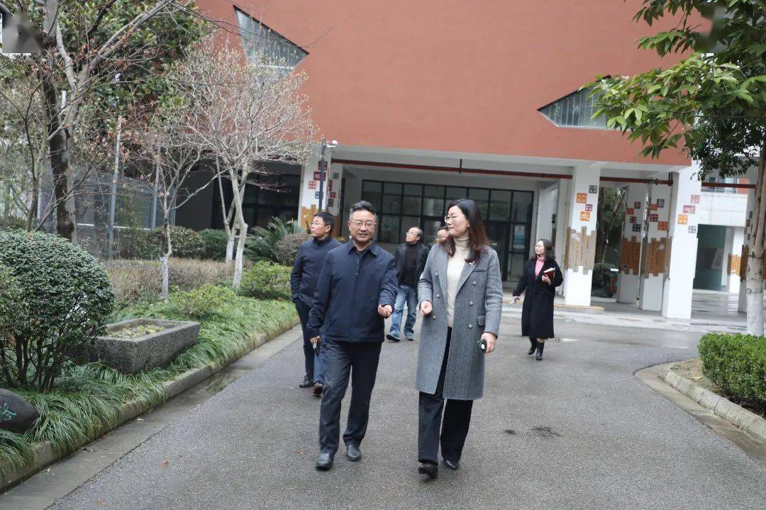 吴中区教育局周福勇局长一行走访石湖中学