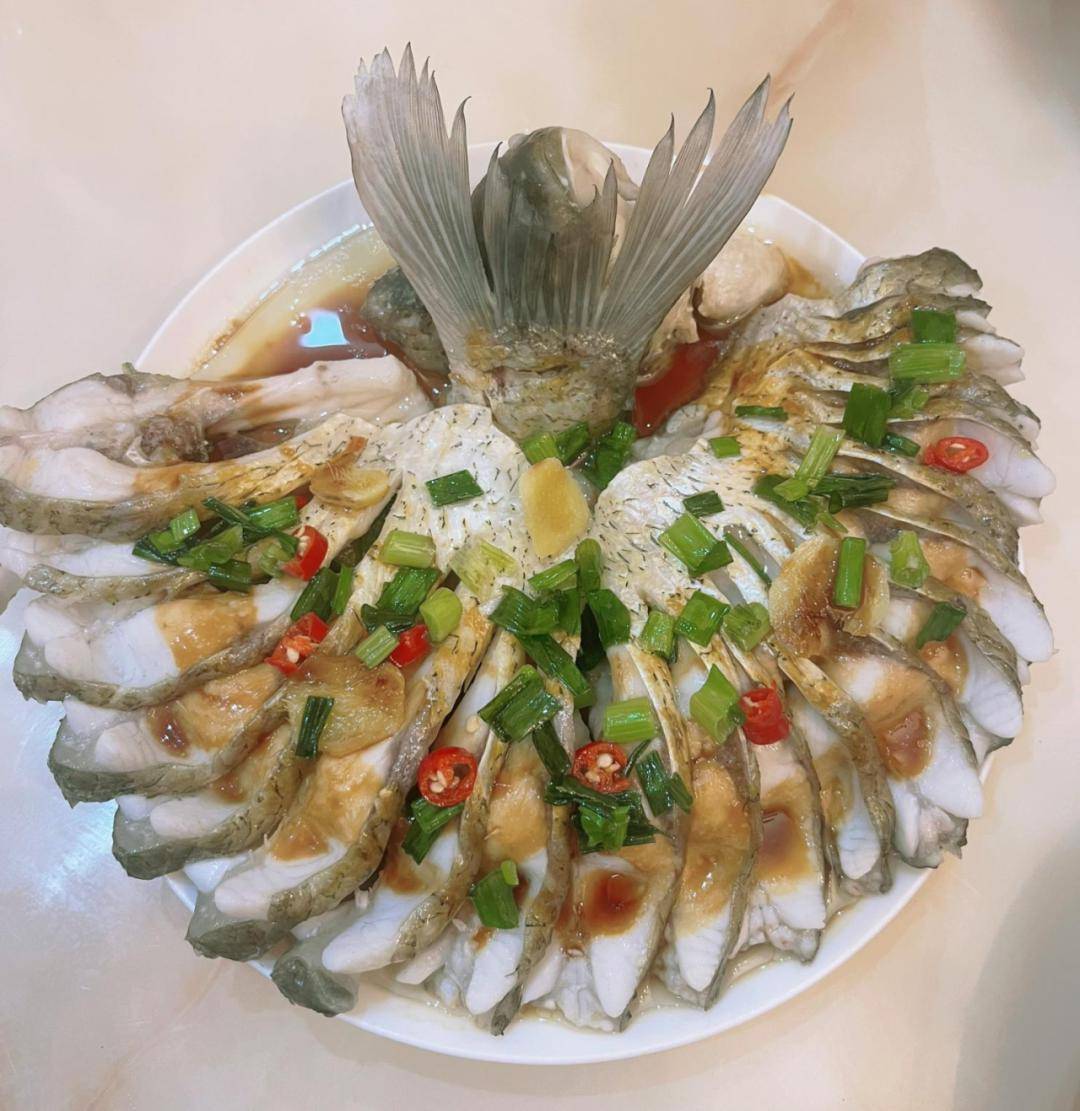 色香味俱全的孔雀开屏鱼来咯!803班  沈轶涵01本期为龙