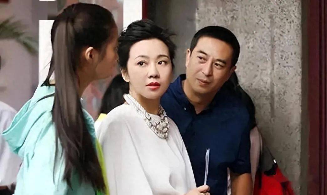 黄渤闫妮拍戏行就是平时太迷糊喝瓶啤酒东西南北都不知道了