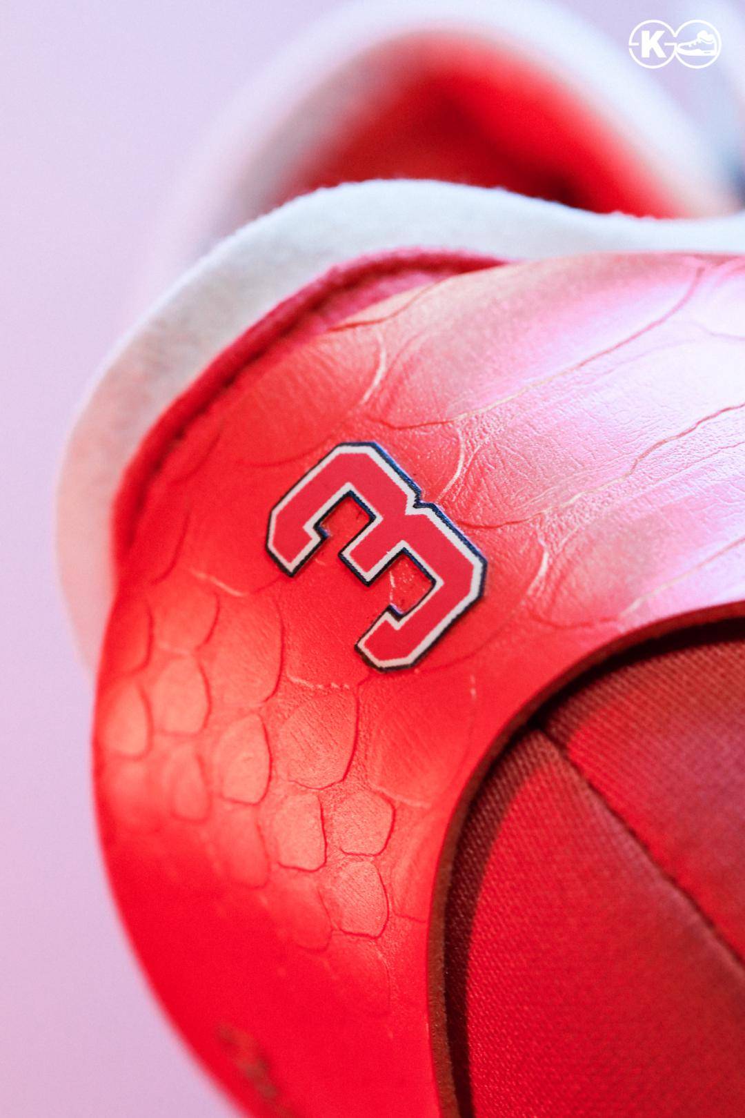 左右滑动查看更多作为pe版的球鞋,体现胡明轩个人的细节则都在后跟