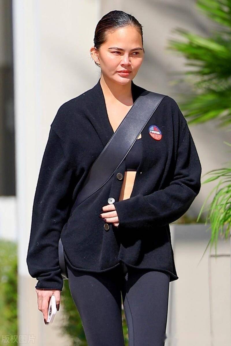 克莉茜泰根离开市政中心运动内衣搭配黑色开衫外套休闲随性