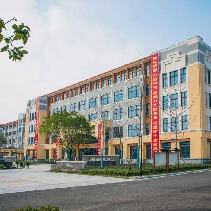 3月4日,位于椒江区下陈街道双水路的下陈中学新校园正式启用.