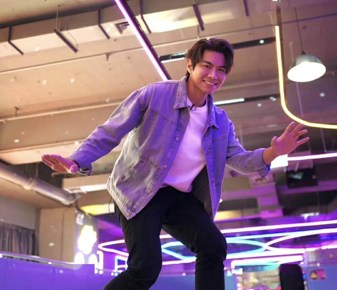 tvb男星罗天宇为新剧剃光腋毛大秀健硕身材与多位女神谈恋爱