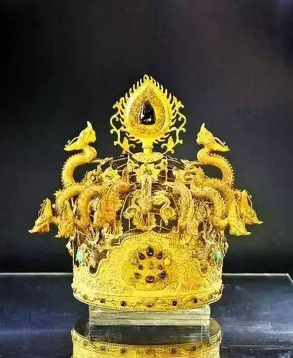 皇帝的金龙须帽顶皇帝玉玺皇后的貂皮嵌珠朝冠金丝凤凰嵌东海明珠妃嫔