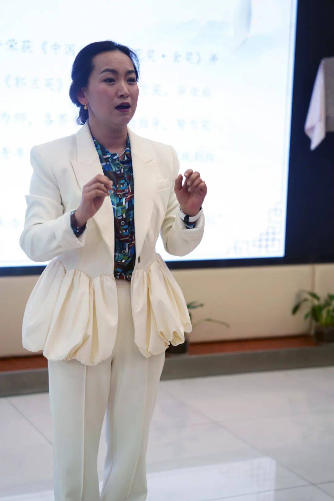 助教张萌,方建两位老师随着讲解为大家展示晋剧如何一步步扮相.