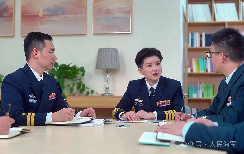 被表彰为全国三八红旗手海军潜艇学院基础部主任,教授李丹妮其中200个
