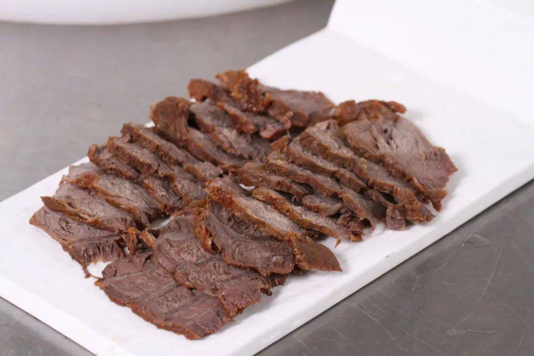 这道软糯爽滑的水晶滑牛肉美味精华全在自制的酸汤配方里