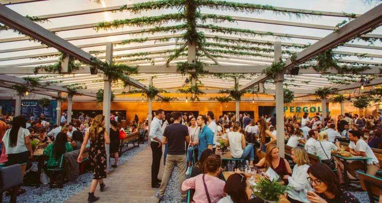 除了室内空间,还有20%是室外的设计,而顶楼则是完全露天的空间,还可以