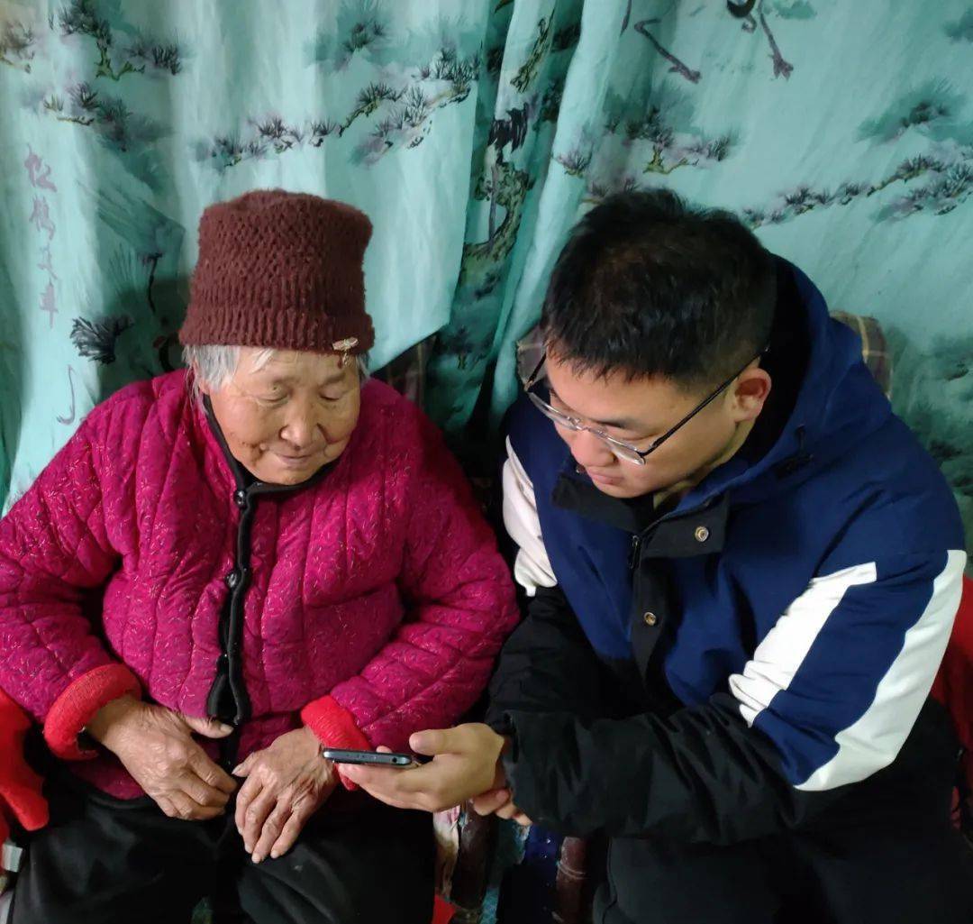 尹建博正在为老人解决手机问题尹建博正在教老人使用微信▼更多精彩请