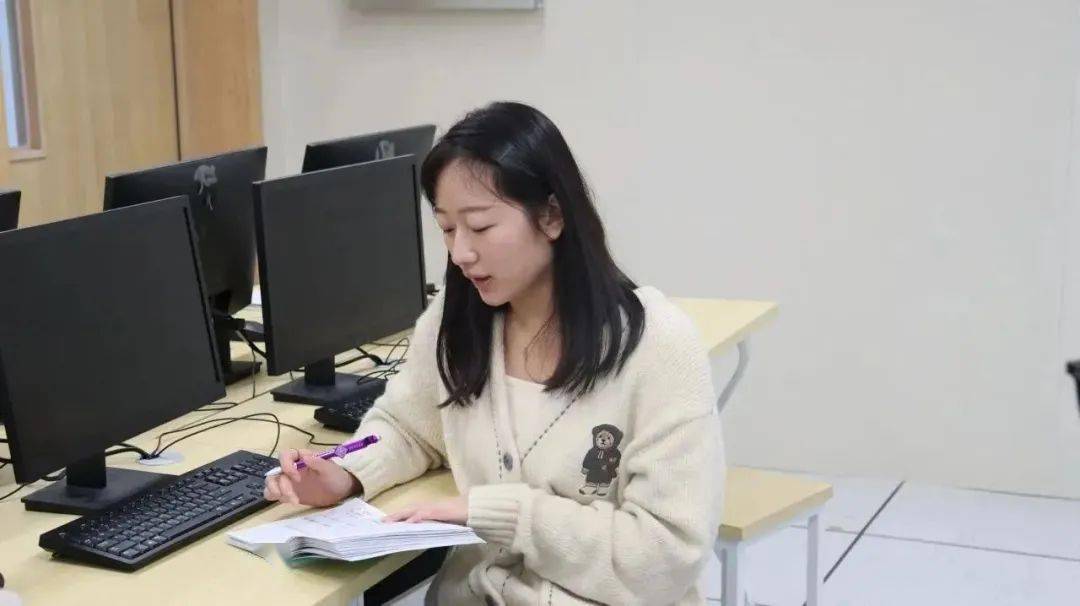 何寅冯苗苗,中共党员,硕士毕业于华东师范大学.