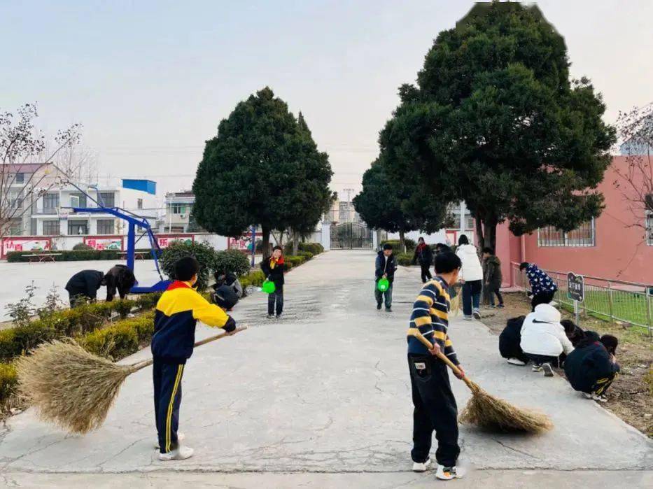 灵璧县大路初级中学灵璧县大路初级中学开展"学雷锋志愿服务进社区"