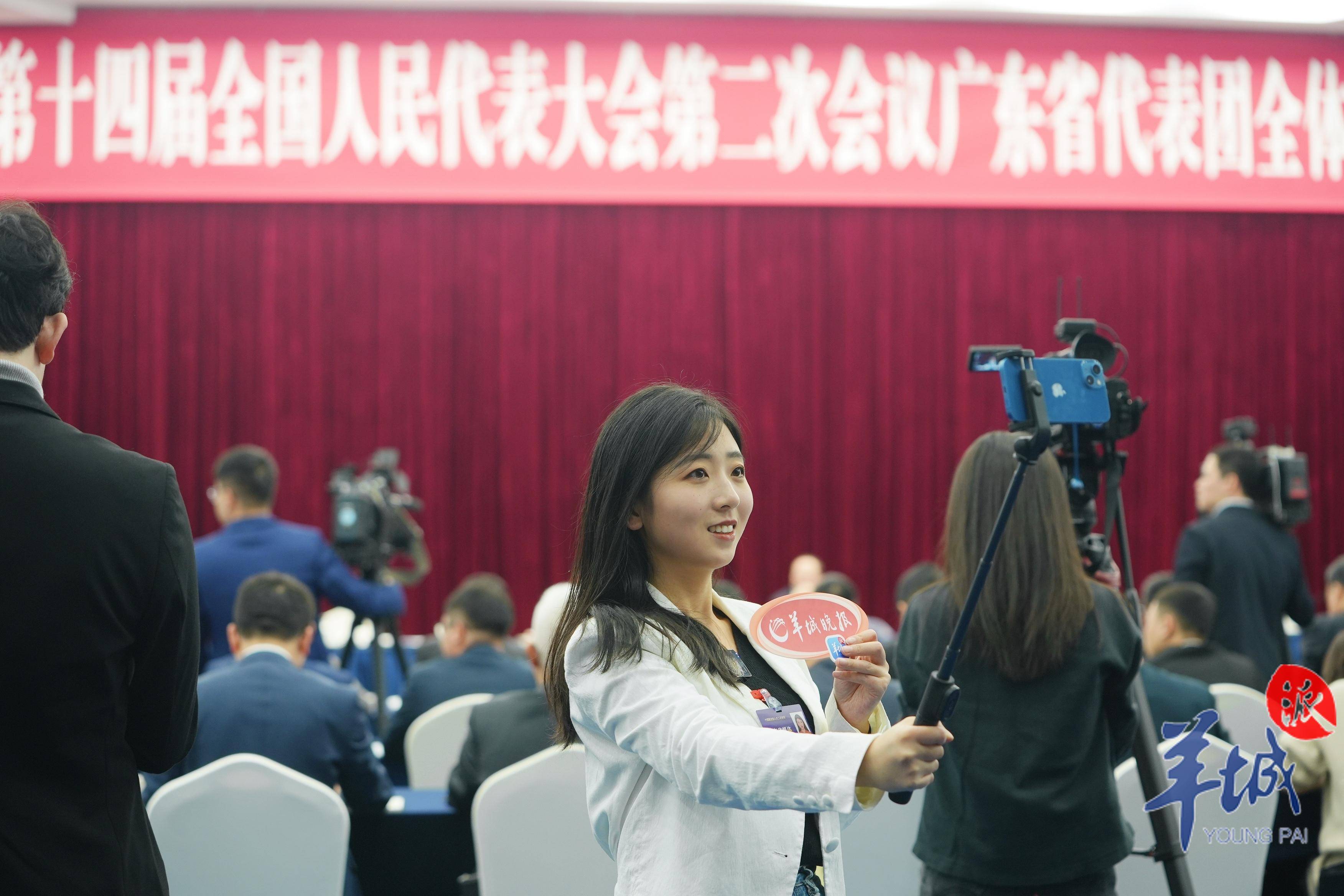 原来是他>媒体记者向前"一小步"的这一幕,传递出广东代表团开放的态度