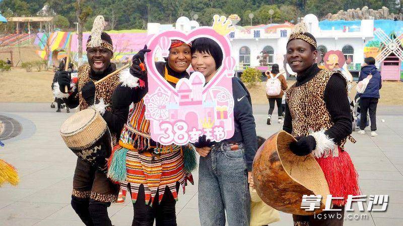 非洲迎宾舞相迎在长沙动趣王国过一个热辣滚烫女神节