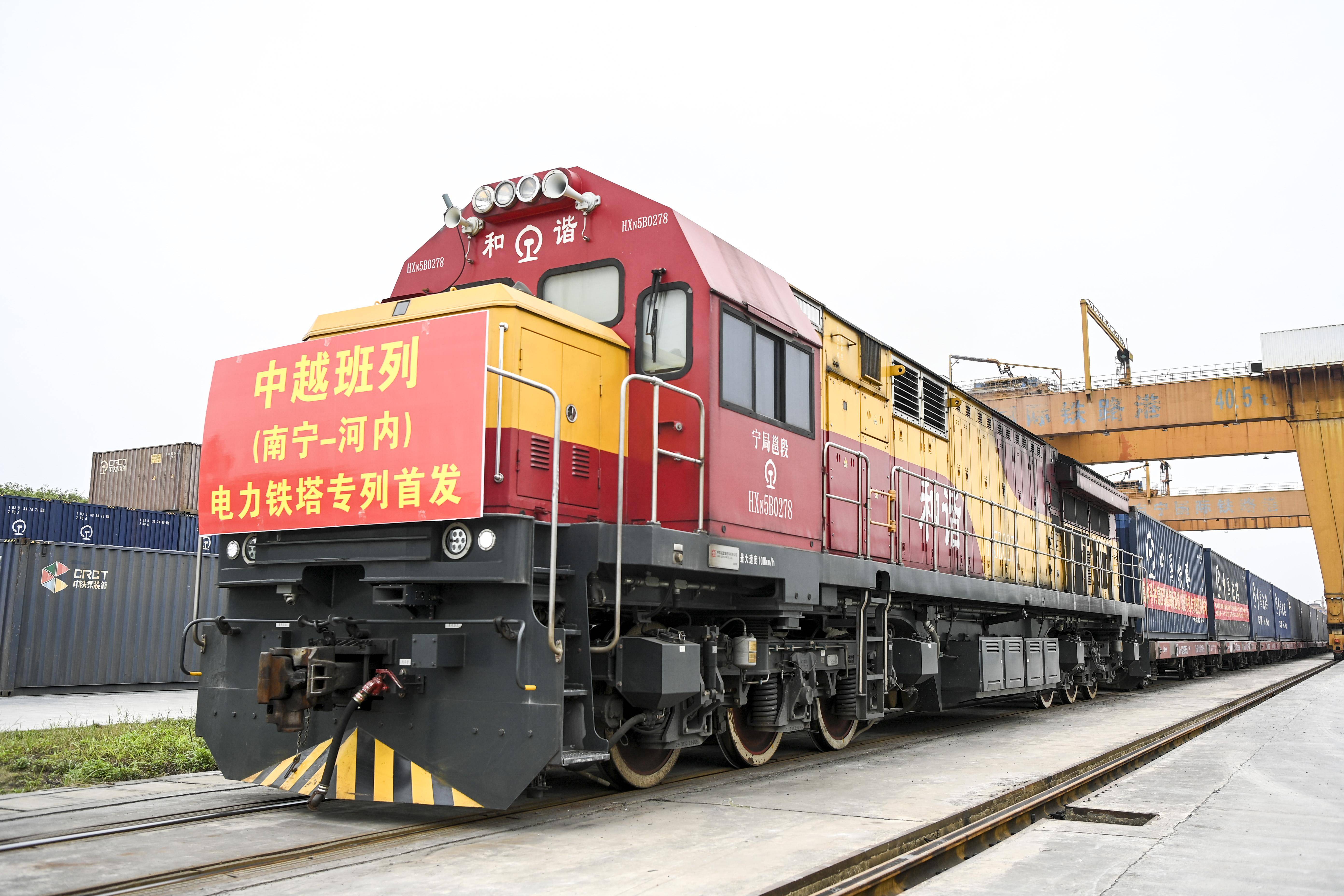 广西首次开行电力铁塔中越班列_新华社_铁路_国际
