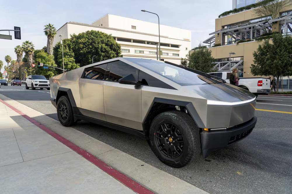 去年11月底,大约有2000辆cybertruck下线,但仅向北美客户提供.