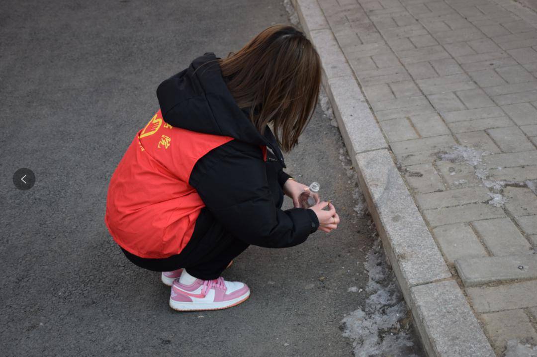 雷锋精神永传承电子商务学院开展学雷锋见行动捡烟头建文明志愿服务