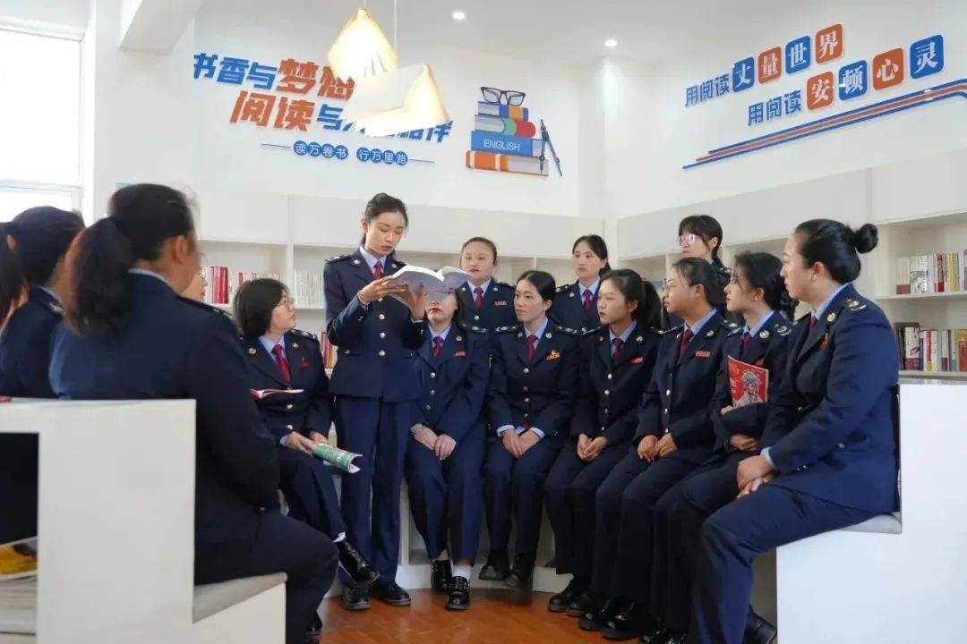 国家税务总局漾濞县税务局女职工围坐一堂学习全国各个岗位女性代表的