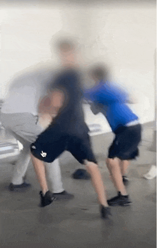 布里斯班westfiled两男生暴揍老人;昆州妈妈乔装潜入学校看儿子打架