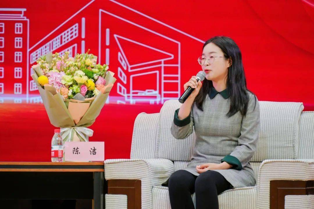 访谈由陕西广播电视台主持人冯歆主持并向广大女教职工们献上了真挚的