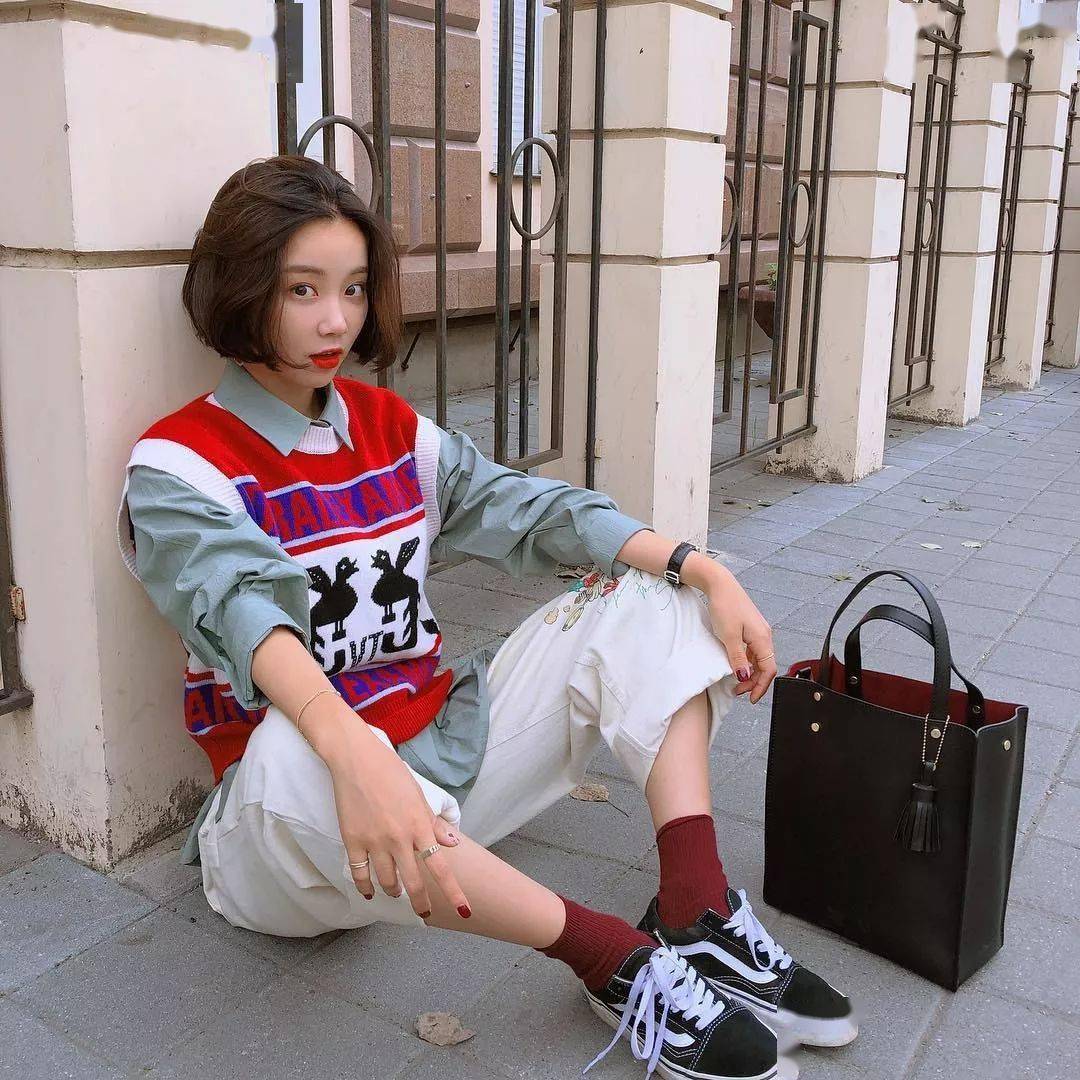 大家也可以学习一下韩国博主vivamoon,选择字母印花的