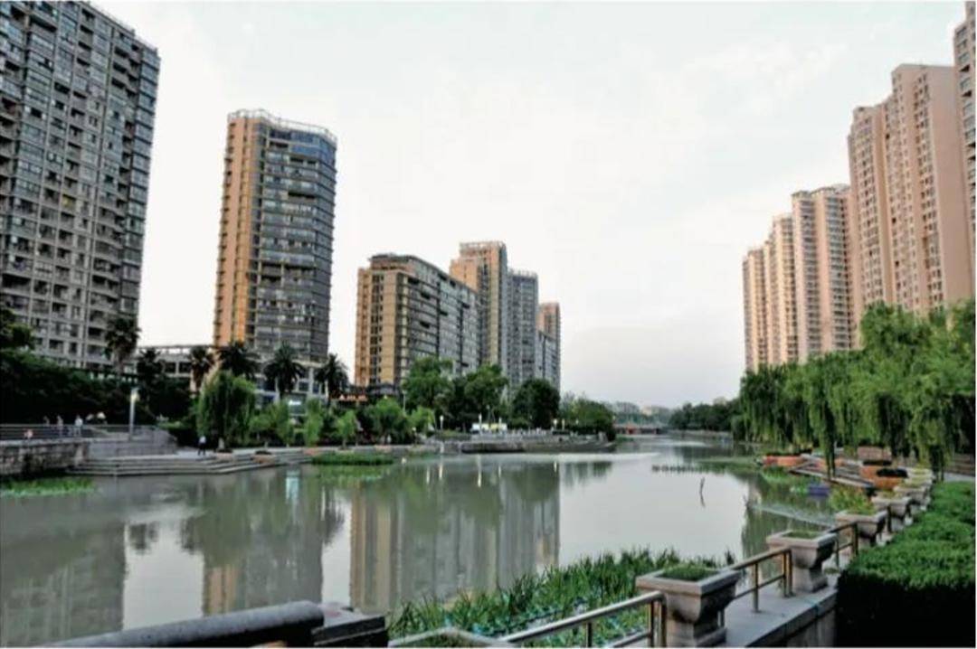 图片从左到右依次是民宅,梧桐乡政府,烟囱处是东方红丝厂.