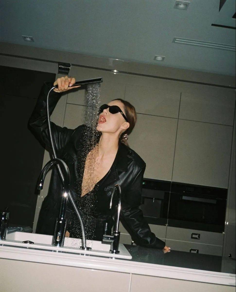 趋势2024海外爆火的女装大佬风mobwife白幼瘦过时了