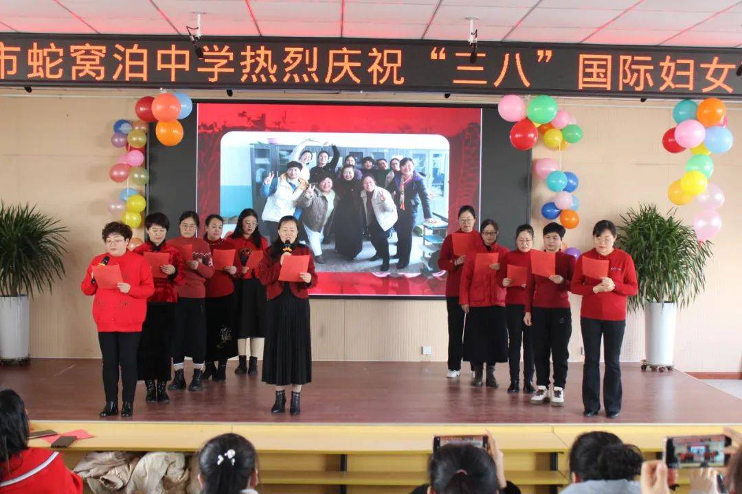 唐家泊中学鲜花送女神,一定要快乐啊!苏家店中学抽奖,做游戏.