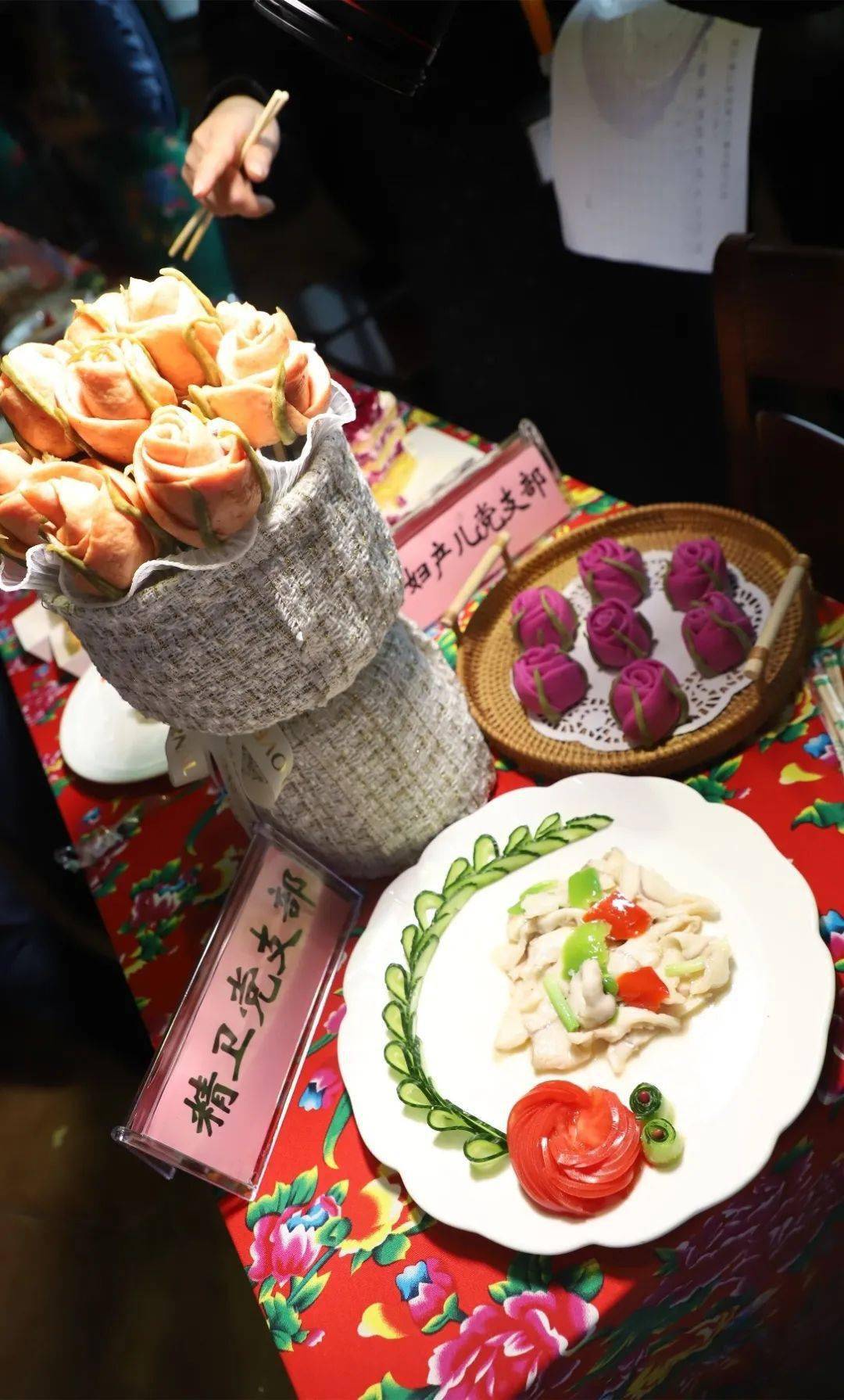 点心组的也不甘示弱,桃花饼,雪花酥,水果蛋糕,包子烧麦,绿豆糕……无