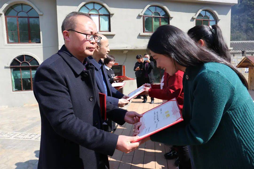 活动现场,校党委书记,校长肖邦祥对全体女教职工不负韶华,为学校奉献