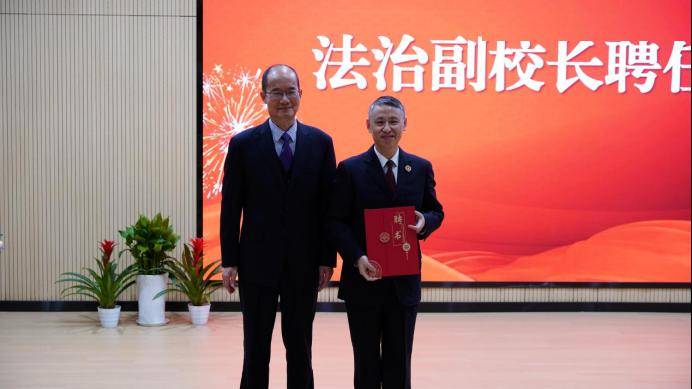 芮火才校长在致辞中呼吁全体师生自觉学法,守法,用法,让法治成为共同