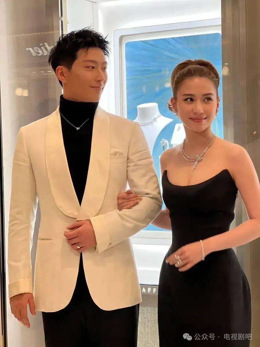 窦骁何超莲久违合体出席活动穿黑白配礼服好养眼