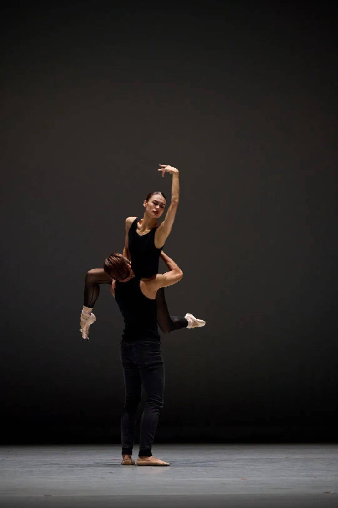 即时发布香港芭蕾舞团突破常规集结三代芭蕾叛逆者的力作破格呈现芭蕾