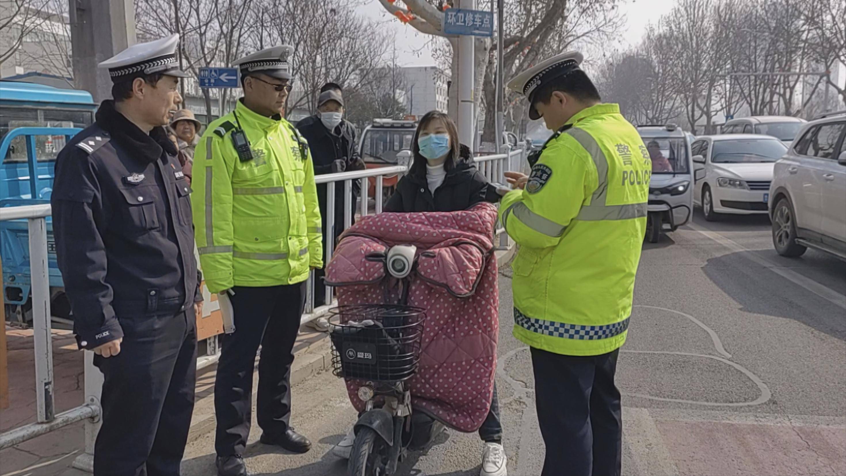 东平交警图片