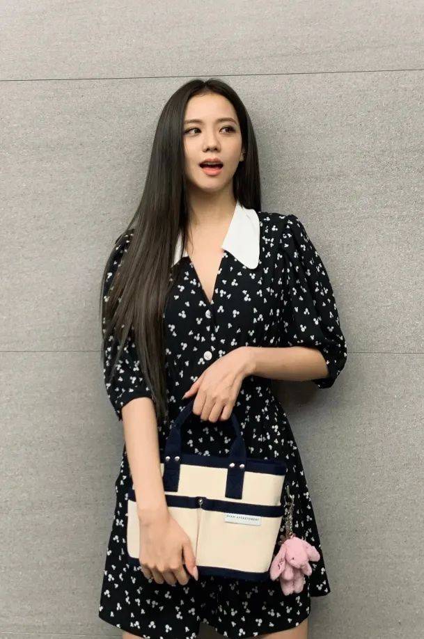 国际秀场闪耀亮相后,jisoo给你送来一份造型攻略_发型_时装周_模式