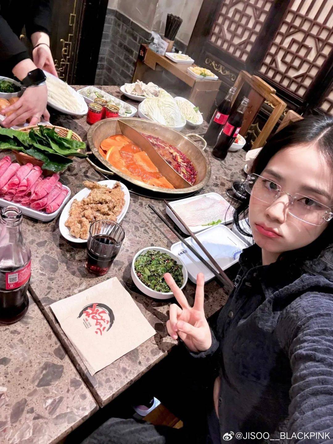 惊喜国际秀场闪耀亮相后jisoo给你送来一份造型攻略