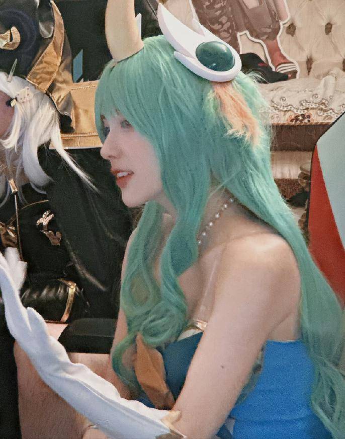 姿态被评为老巫婆可惜却让旁边的肉装艾希破坏了美感?