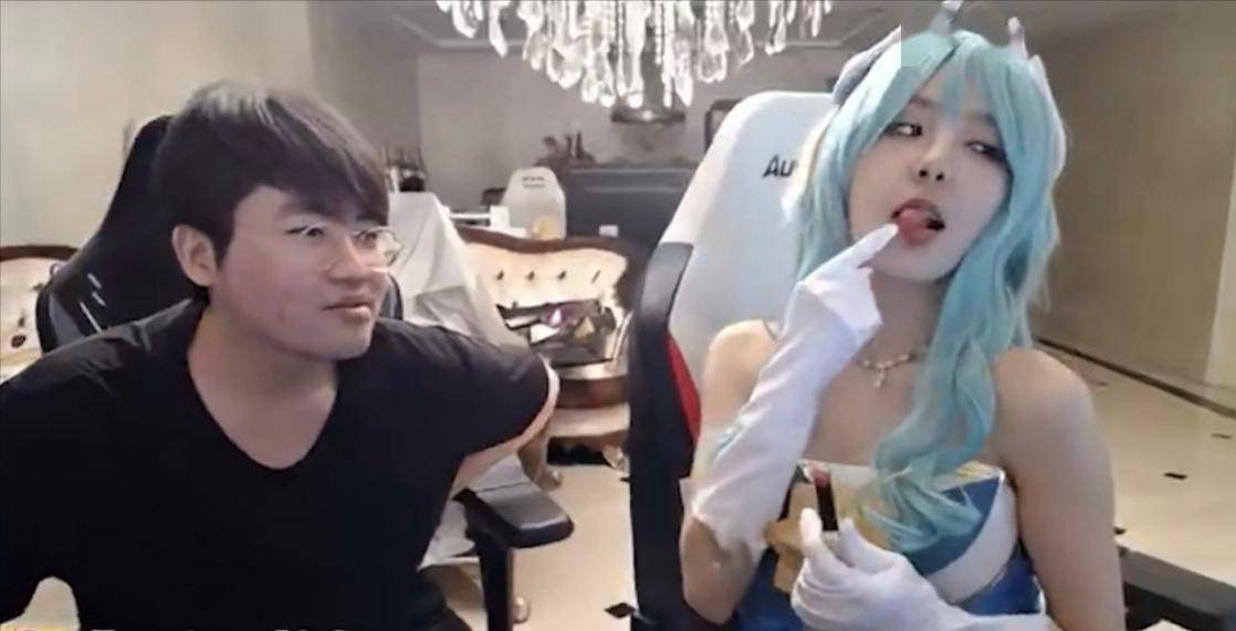 rita做客姿态家上热搜cos索拉卡美哭旁边的肉装艾希被嫌弃了