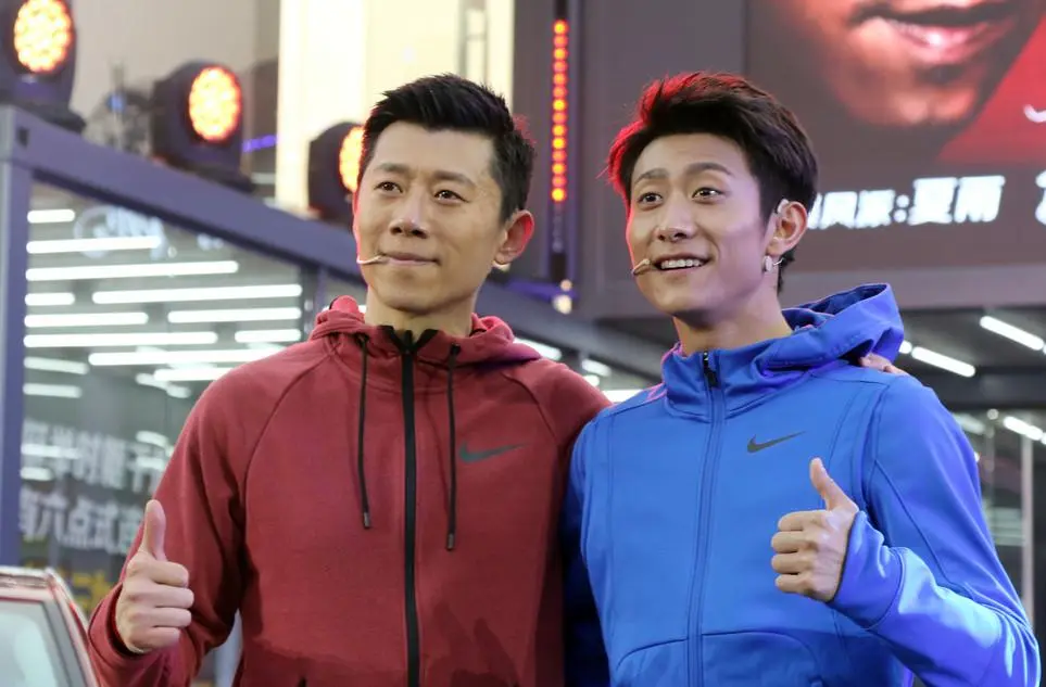 甚至还有人将张一山小时候的照片与夏雨的照片放在一起,发现不管是