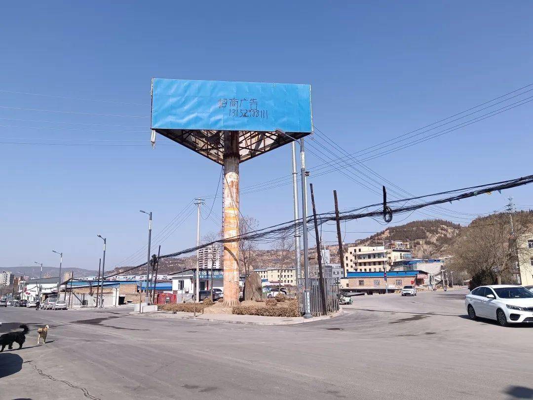 个别墙面广告旧,烂,破,公交车站点清洁不干净,车辆停放不整齐,路面"